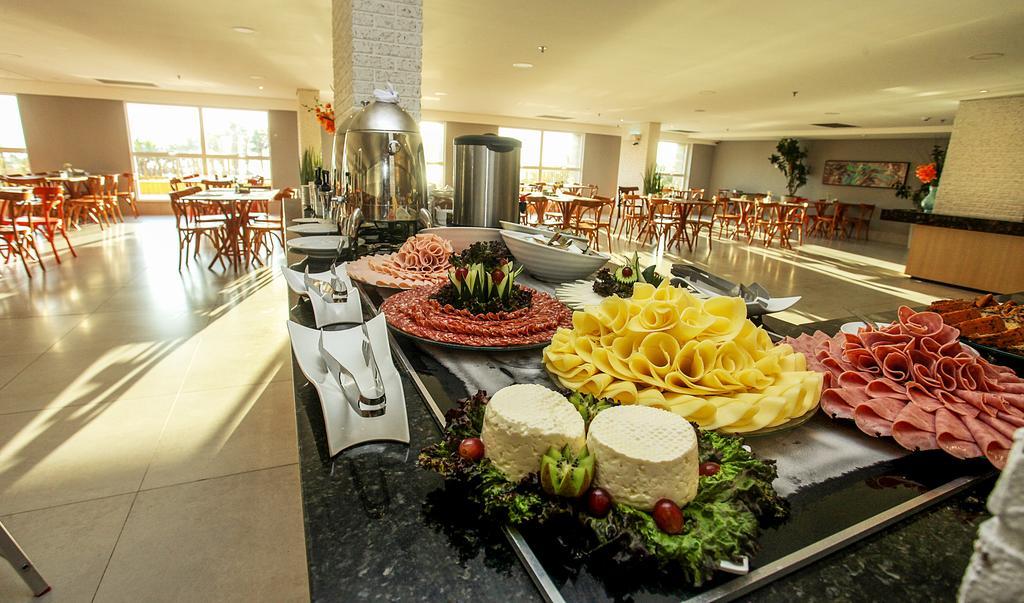豪华马雷洛酒店 福塔雷萨 外观 照片 A buffet at a hotel